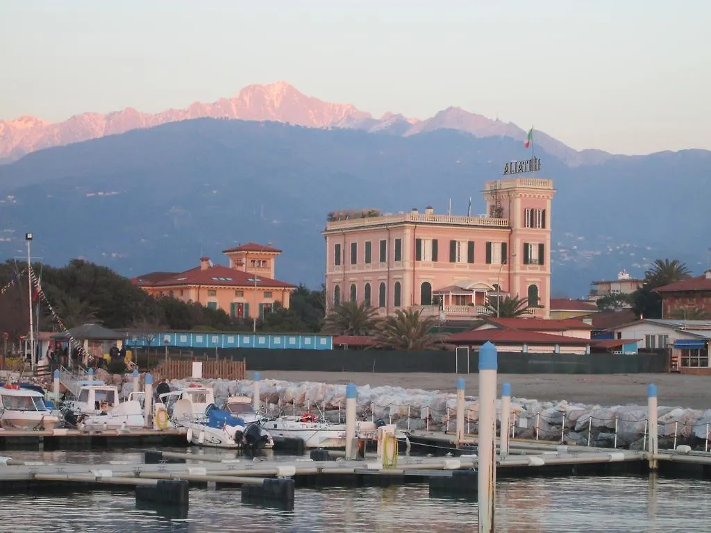 ***  Hotel Italia Marina di Massa Itália