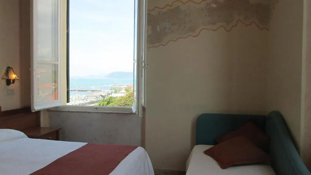 Hotel Italia Marina di Massa 3*,